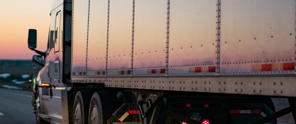 SVERIGE: Vinglande lastbil på motorväg | Marcus Oscarsson
